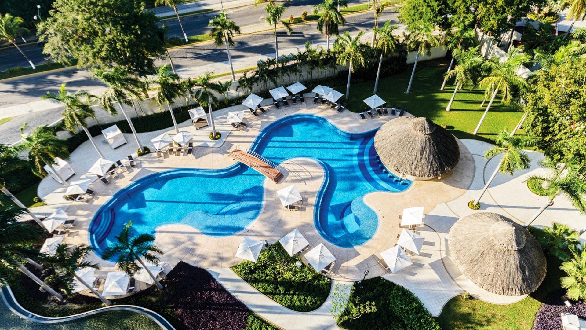 Palacio Mundo Imperial Riviera Diamante Акапулько Экстерьер фото Aerial view of the pool at the Hotel
